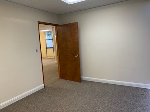 CORNER OFFICE, WINDOWS. 2 OFFICES, LARGE BULLPEN